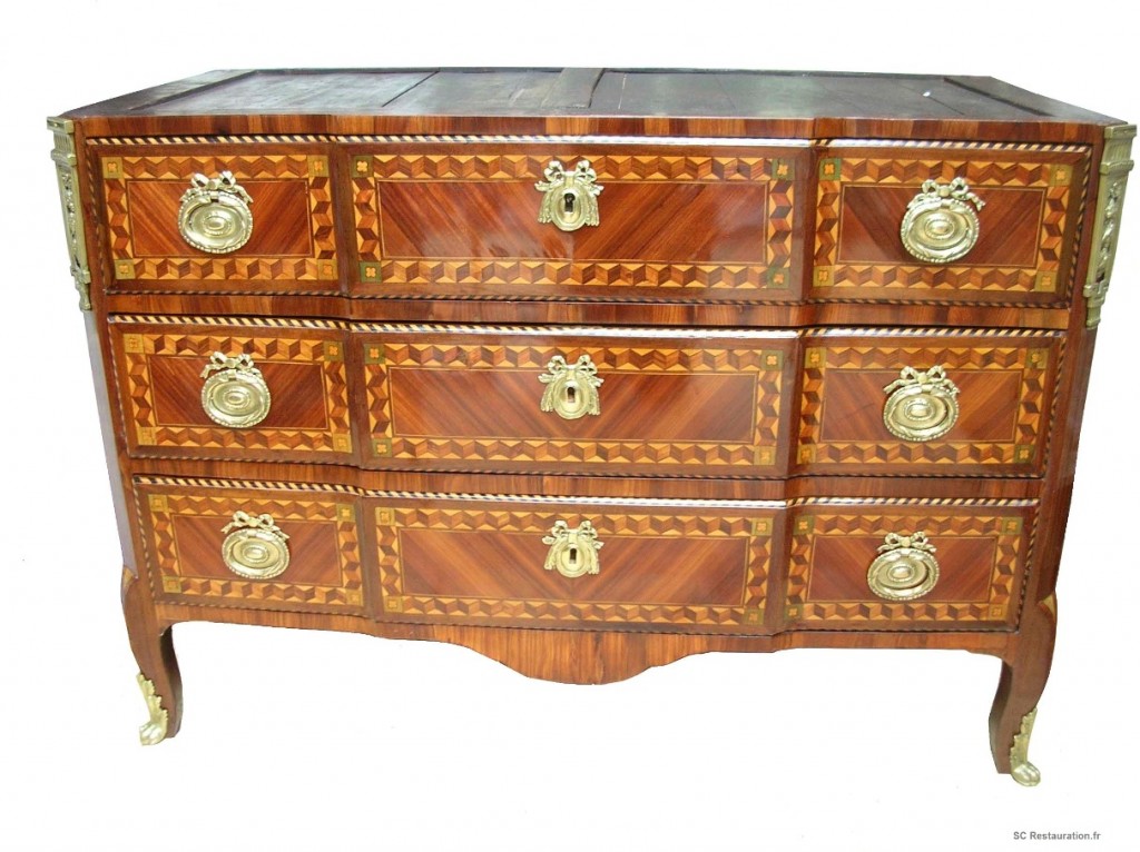 Commode à ressaut d'époque transition