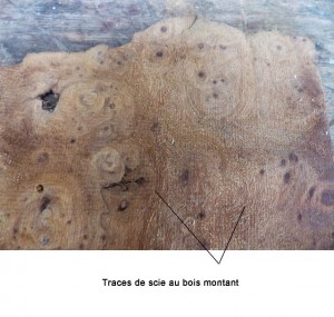 Traces de scie au montant